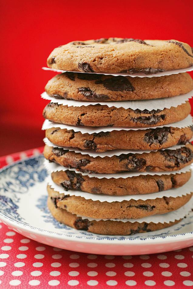 Os cookies são feitos com gotas de chocolate belga