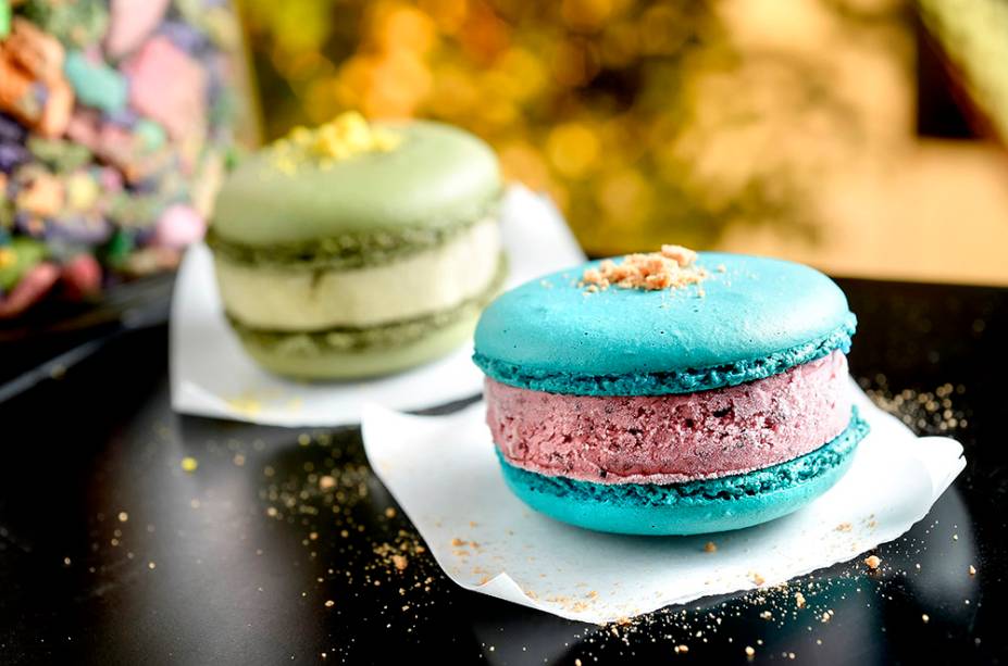 No verão, também ficam disponíveis os sanduíches de macaron, recheados com sorvete