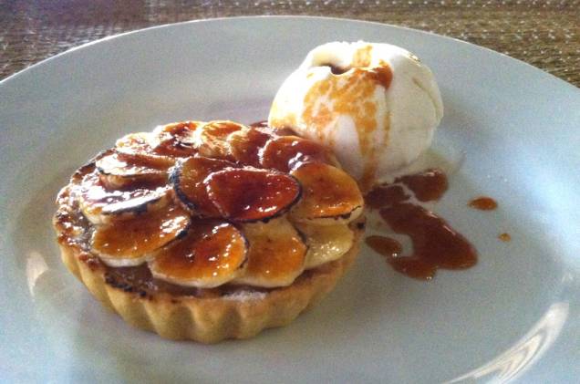 Tarte tatin de banana com sorvete de baunilha