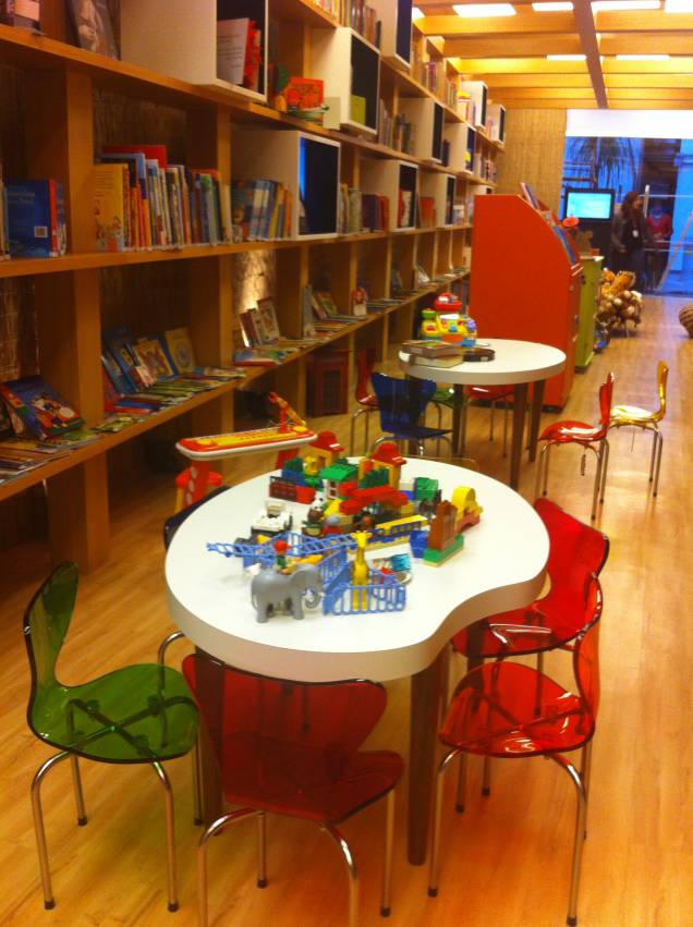 Mesas com brinquedos podem ser usadas durante a leitura