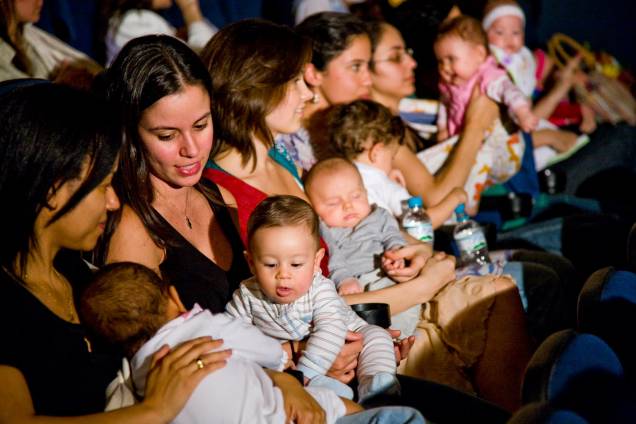 CineMaterna: projeto proporciona um momento entre mamãe e bebê no escurinho do cinema