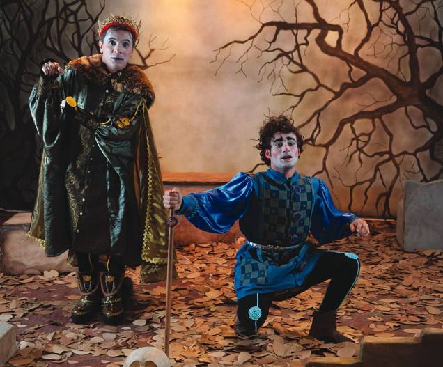 Davi Taiu e Erickson Almeida em O Príncipe da Dinamarca: a adaptação de Shakespeare