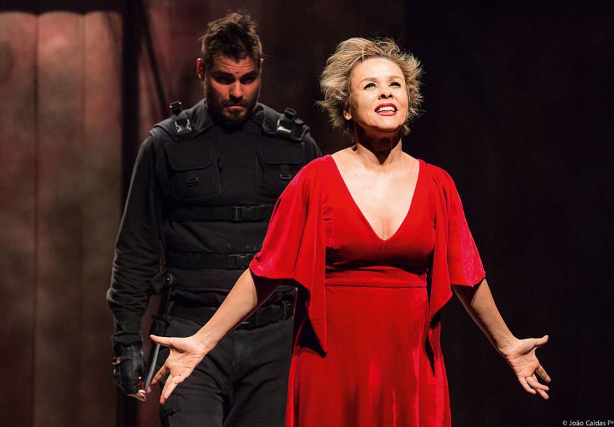 Lacerda e Giulia Gam em Macbeth: falta de escrúpulos