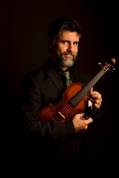 Luis Otavio Santos, diretor e violino barroco do conjunto Os Músicos de Capella
