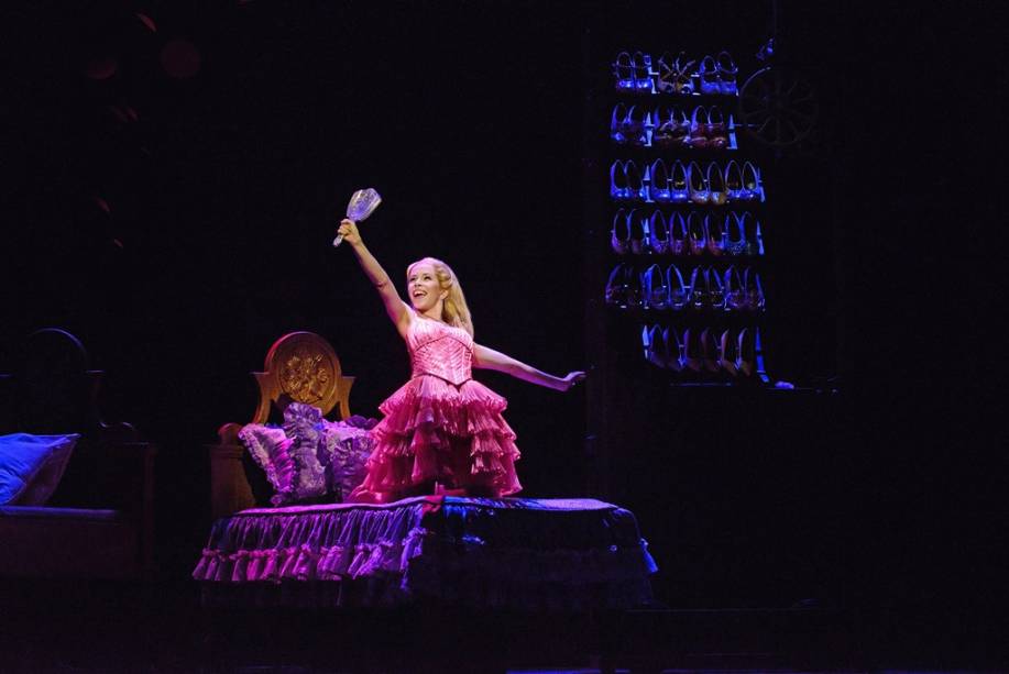 Wicked: Fabi Bang no papel da engraçada e envolvente Glinda