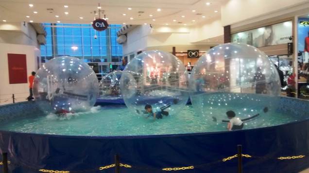 Play Ball: brincadeira com bola inflável gigante na piscina