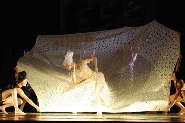 Cisne Negro Cia. de Dança: a coreografia Trama Cisne Negro Cia. de Dança: a coreografia Trama