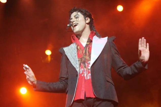 O artista Rodrigo Teaser interpretando Michael Jackson