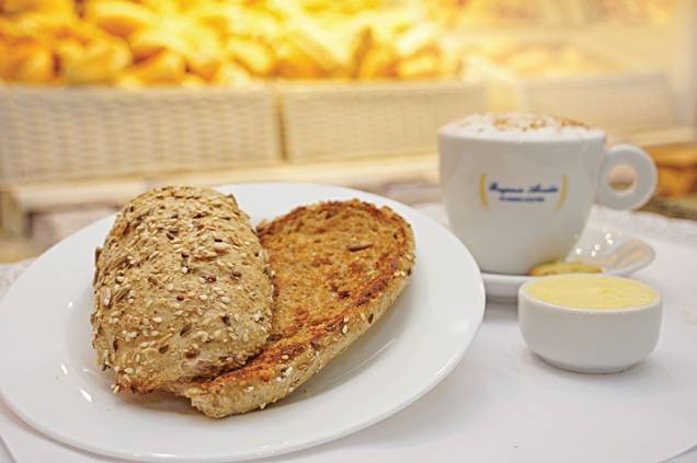 Pão de multigrãos e café com leite: opção para café da manhã