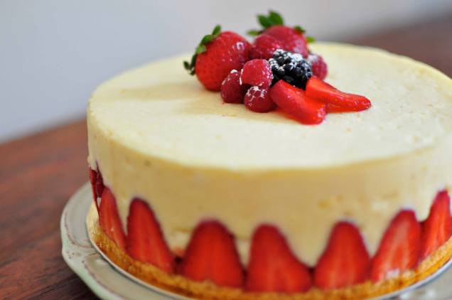 O bolo fraisier combina morangos e musse de baunilha na massa de pão-de-ló