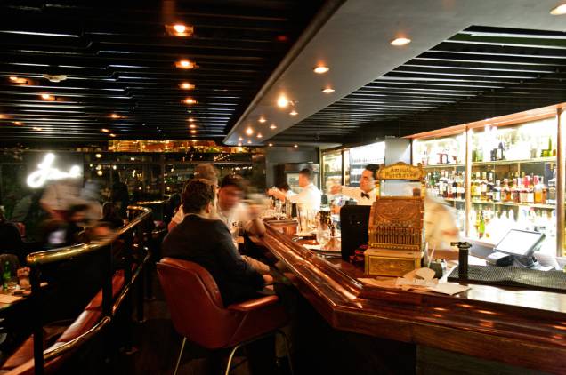 O bar está instalado no lobby do hotel Maksoud Plaza