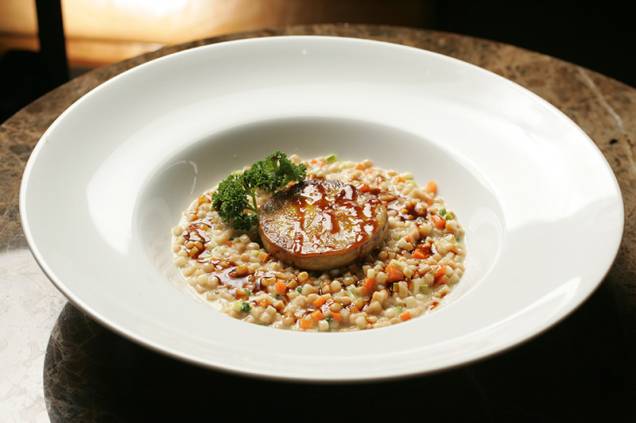 Fregula com legumes e foie gras sauté