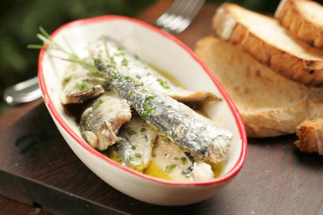 Sottolio, a conserva em azeite feita de sardinha e ervas Sottolio, a conserva em azeite feita de sardinha e ervas