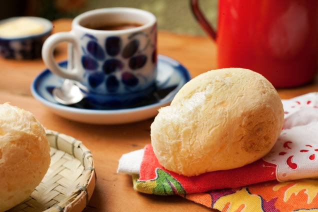 O pão feito com queijo da Serra da Canastra fica ainda melhor com um expresso