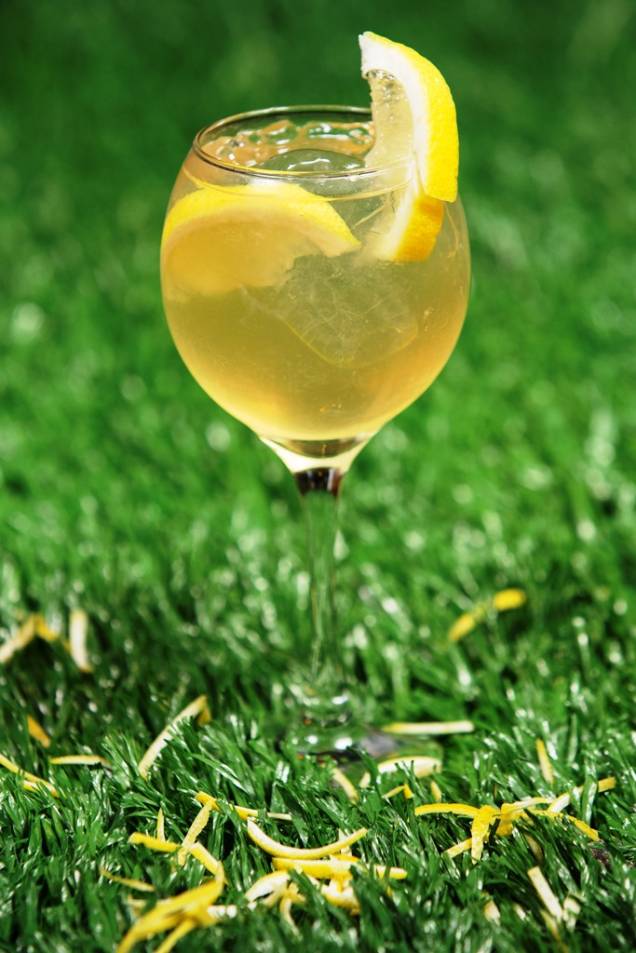 O bourbon lemonade (uísque americano, refrigerante e suco de limão) é bem refrescante