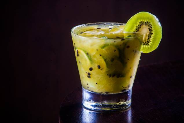 Refresca a adocicada caipirinha apelidada de alemão: vodca Absolut, limão, kiwi, maracujá e uva itália