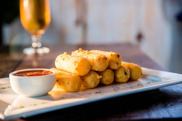 A porção com dez unidade de croquetes de queijo meia-cura leva o nome de trem bão A porção com dez unidade de croquetes de queijo meia-cura leva o nome de trem bão