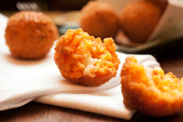 Os arancini: bolinhos de arroz à italiana, são ideais para partilhar