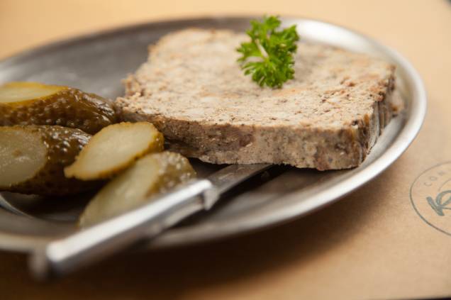 A terrine de porco aparece na seleção de entradas