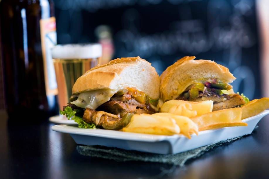 O sanduba de pernil de estádio vem todo ajeitado no prato junto de fritas