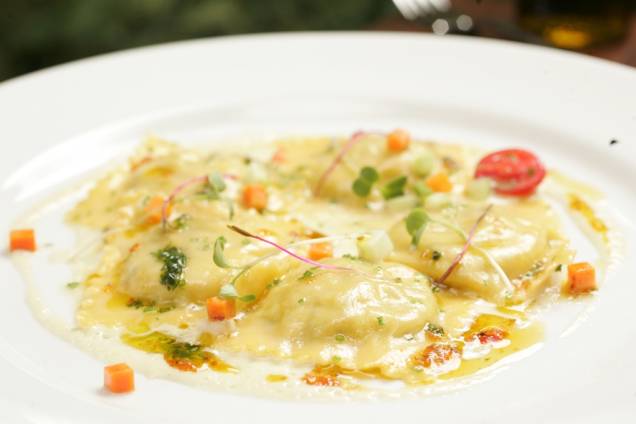 Ravióli de maçã ao creme de gorgonzola Ravióli de maçã ao creme de gorgonzola