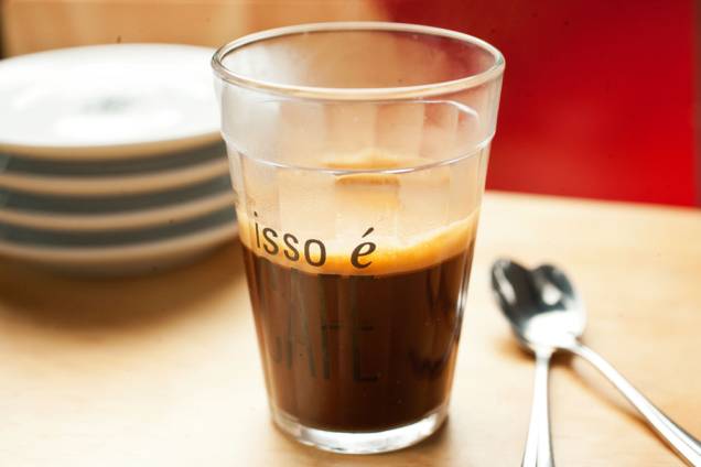Servido em copo americano, o café coado é outra sugestão da casa