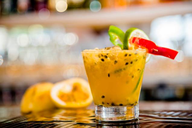 No capítulo das caipirinhas, a cancun é feita de vodca, maracujá e gotas de tabasco No capítulo das caipirinhas, a cancun é feita de vodca, maracujá e gotas de tabasco