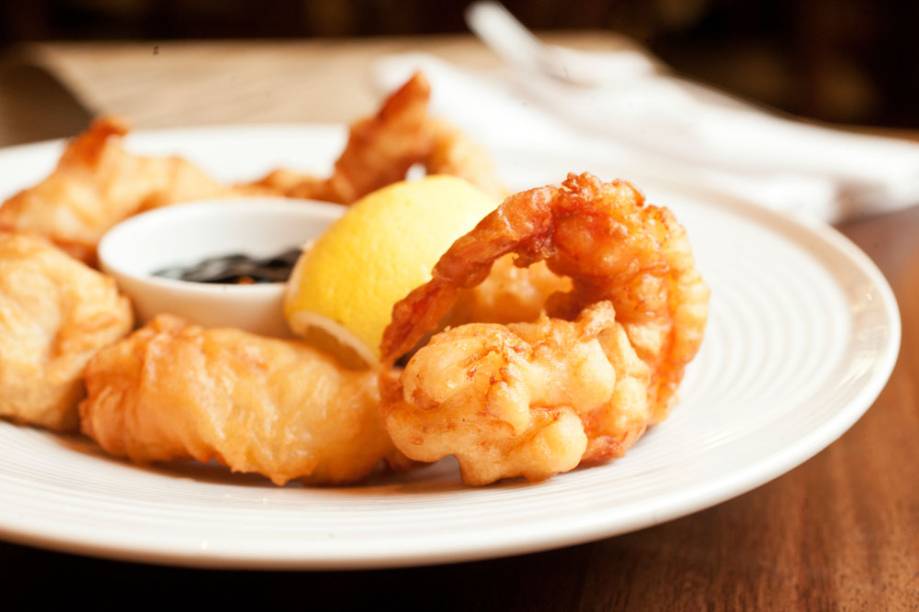 Preparado com camarão, lula, peixe e legumes empanados fritos e mistos de frutos do mar