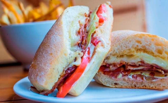 Bblt: lanche na ciabatta com mussarela, salada e maionese de manjericão feita na casa