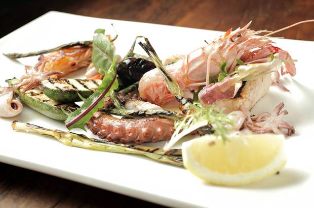 Grelhado dos pescadores: lula, camarão, lagostim e peixe branco com vegetais no azeite