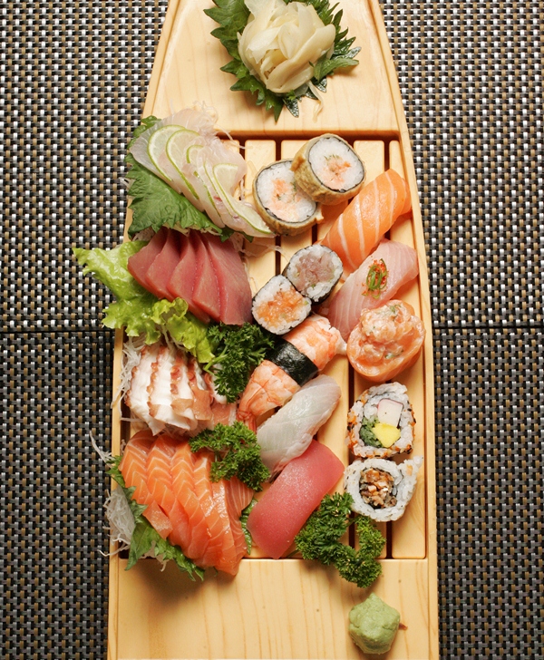 Combinado misto de sushi e sashimi em versão individual e para dois