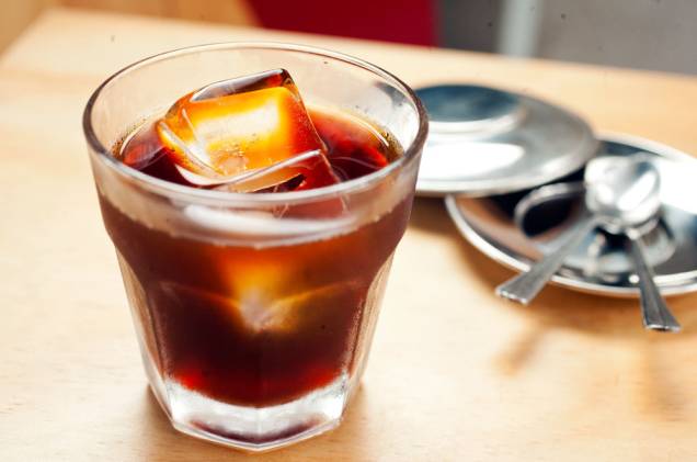 Cold brew extraído lentamente a frio, vem em copo baixo com gelo