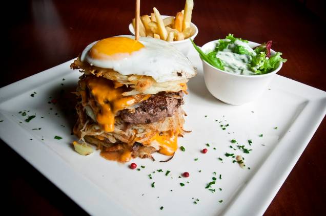 Hambúrguer especial 3B: dois hambúrgueres de picanha (180 gramas), bacon, molho cheddar, tomate e ovo frito mais batata rosti