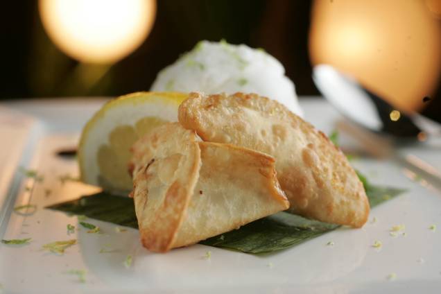 Wan-ton de mamão papaia verde com sorvete de limão servido de sobremesa