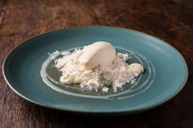 Sobremesa de areia de baunilha sobre um maracujá, castanha-de-caju e sorvete de chocolate branco Sobremesa de areia de baunilha sobre um maracujá, castanha-de-caju e sorvete de chocolate branco