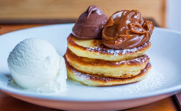 Panqueca de Nutella e doce de leite, acompanhada de uma bola de sorvete de leite