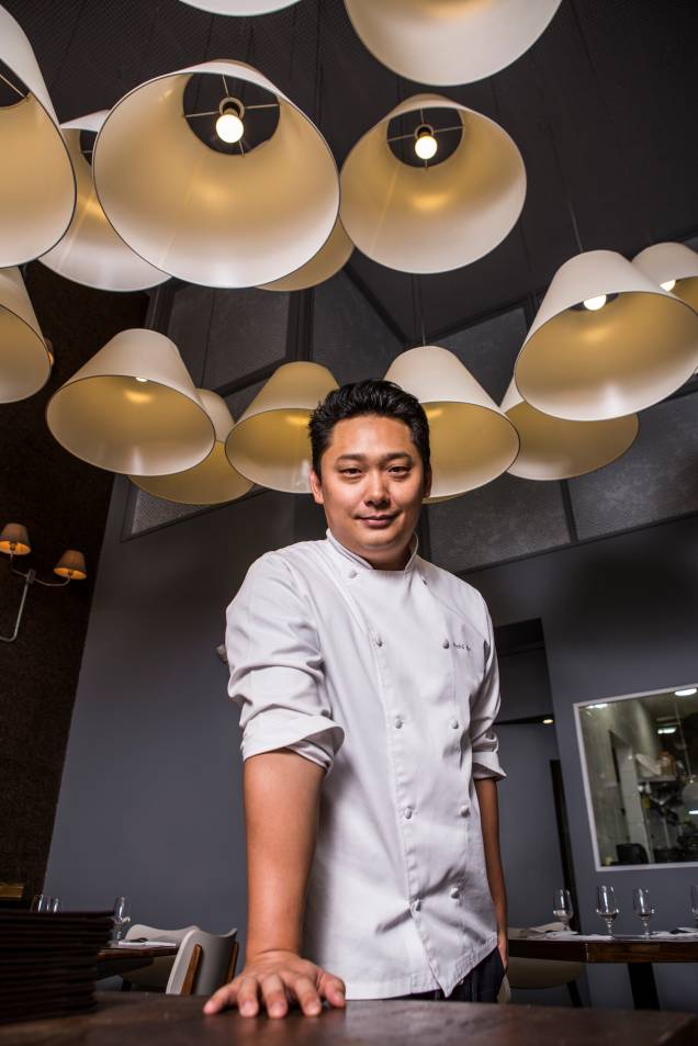 Com carreira em Santos, o chef André Ahn trabalha em um cozinha envidraçada