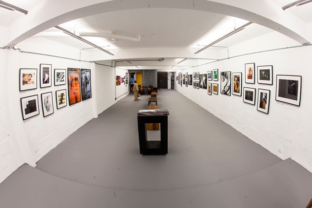 A galeria reúne trabalhos de mais de vinte fotógrafos
