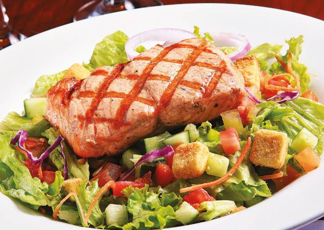 	Red Lobster: A garden salad leva cenoura e repolho roxo, com pepinos, tomate, croutons e anéis de cebola anéis de cebola-roxa, e é uma das opções de entrada