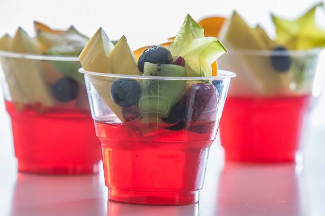 A gelatina da casa aparece decorada por frutas da estação