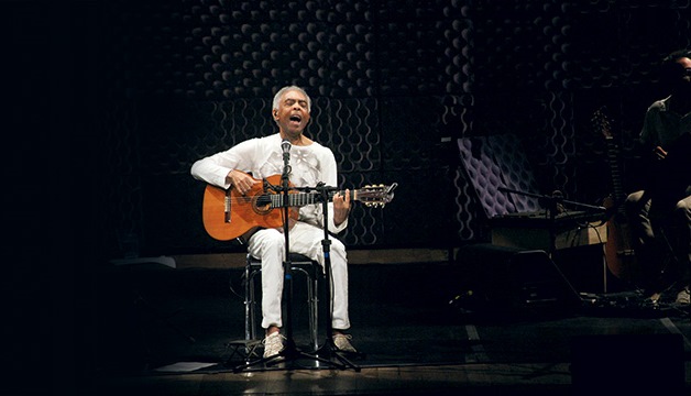 O cantor e compositor: o repertório traz clássicos da bossa nova O cantor e compositor: o repertório traz clássicos da bossa nova