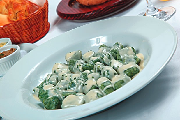 Nhoque verde com molho de gorgonzola: umas das opções do menu do Aguzzo Cucina e Vino