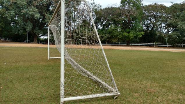 Gol: algumas traves para jogar futebol são móveis