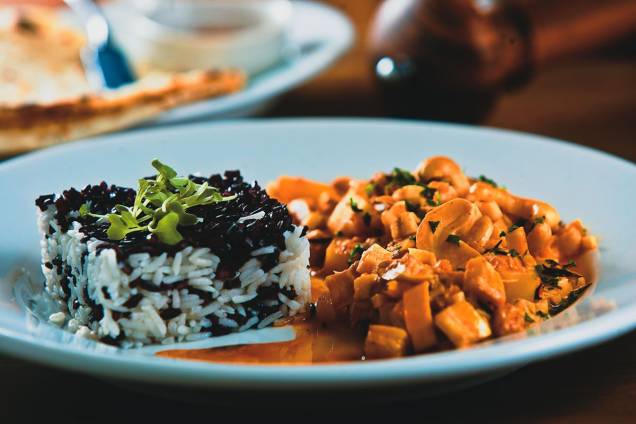 Moqueca de caju ao leite de coco e dendê Moqueca de caju ao leite de coco e dendê