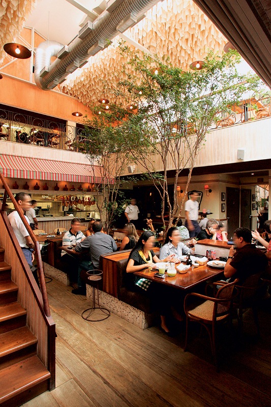 A cantina La Grassa: o ambiente agradável tem teto forrado com guardanapos