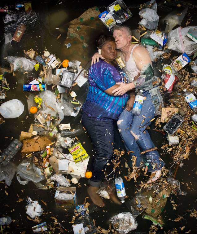 Obra do artista Gregg Segal representa famílias com o lixo que produzem em sete dias