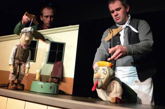 O teatro de marionetes é encenado pelo grupo tcheco Lokvar