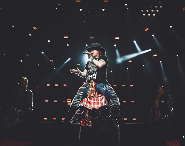 Guns n Roses: show com integrantes clássicos no palco