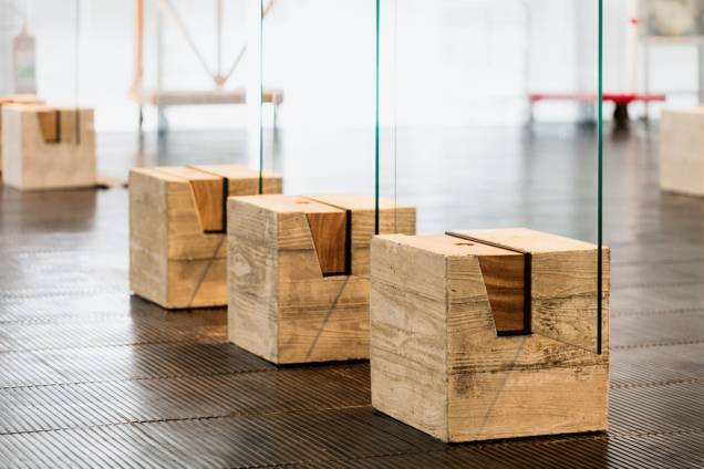 Detalhe dos cavaletes formado por bloco de concreto, madeira e vidro