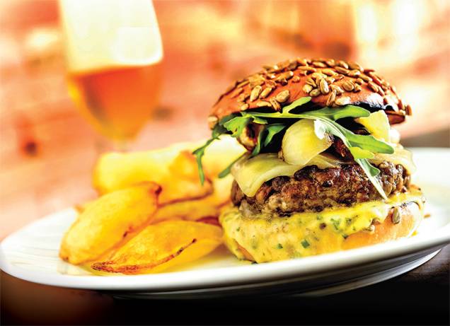 Bifão de carne moída no pão artesanal: fritas souflées acompanham Bifão de carne moída no pão artesanal: fritas souflées acompanham